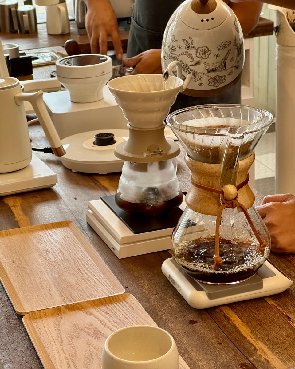 KluangDays's tweet photo. 𝐏𝐨𝐮𝐫. 𝐁𝐥𝐨𝐨𝐦. 𝐒𝐢𝐩. 𝐑𝐞𝐩𝐞𝐚𝐭. 🫗☕
𝐊𝐥𝐮𝐚𝐧𝐠𝐃𝐚𝐲𝐬 — where your coffee adventure begins.

#KluangDays #Brewcreateconnect #V60 #SpecialtyCoffeeKluang #BrewedWithLove https://t.co/X6zlrmIFZJ