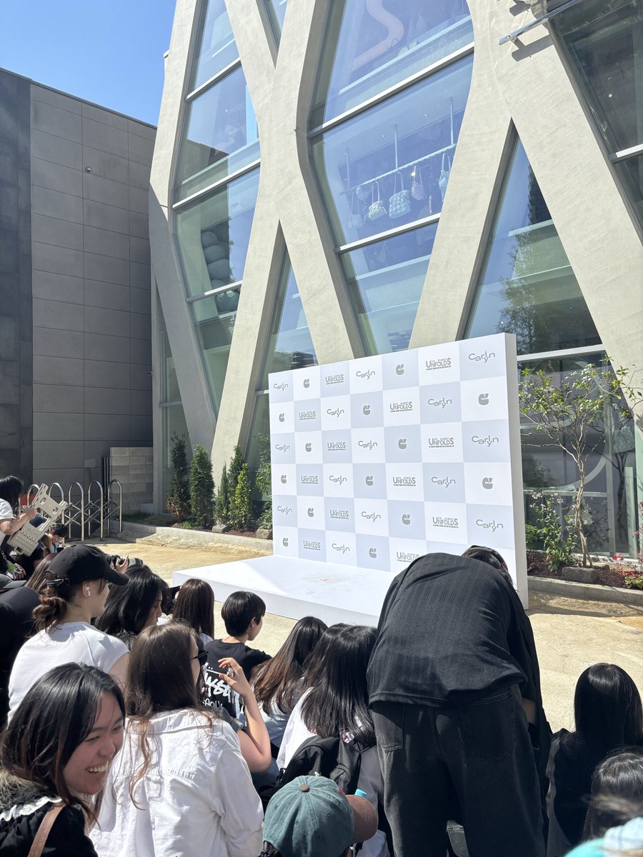 bonniesakgae's tweet photo. theyre letting us come in and sit like it’s a fan gathering? 🤨

CARLYN STORE OPEN X EMIBONNIE 
#CarlynHongdaeXEmiBonnie https://t.co/m8VfIYc9O4