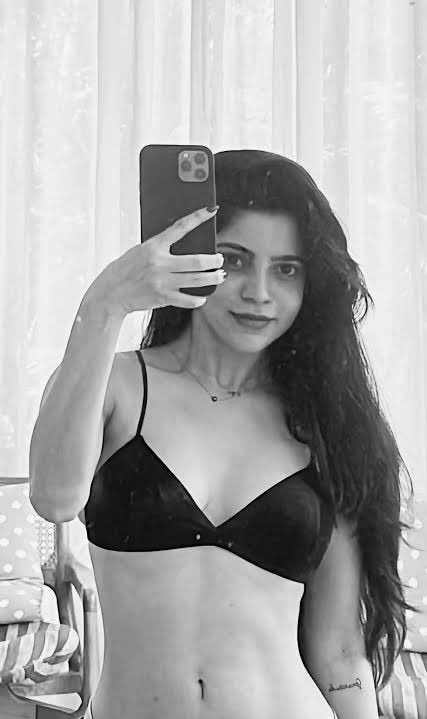 Blushwav_17's tweet photo. 34yo Divya Bharathi Serving her looks hotter than summer🥵🔥 https://t.co/O1JEoZyECt