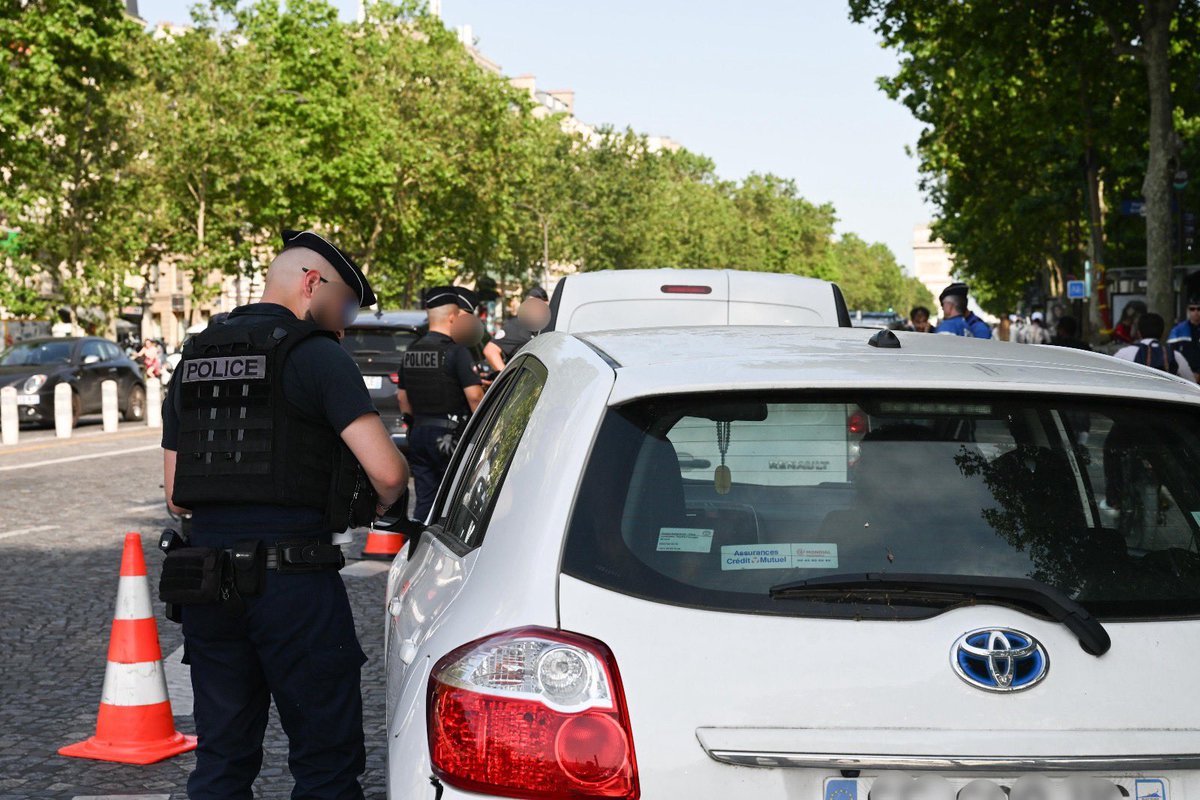 prefpolice's tweet photo. #Pollution | Face à la persistance de l’épisode de pollution à l’ozone en Île-de-France, les policiers de la @prefpolice réalisent des contrôles routiers afin de veiller au respect des mesures mises en place.

🚔 Contrôles des vignettes Crit’Air
⚠️ Vitesses abaissées sur les grands axes

✅ Contribuer à l’amélioration de la qualité de l’air et préserver la santé de tous.