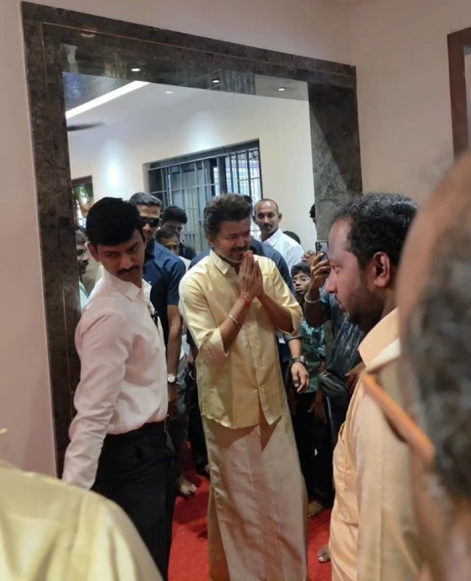 Michel_Offl's tweet photo. அதான் CM ஆகிட்டிங்கல அப்டியே #Leo2 நடிக்குறது. கிழவனுகளே ஆடிட்டு இருக்கும் போது குமரனுக்கு என்னவாம்?

@actorvijay https://t.co/WoRP8NRGWG
