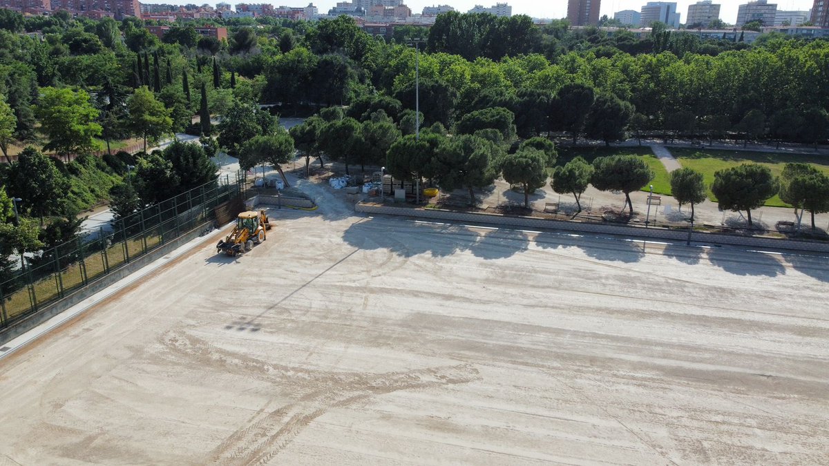 adcsanfermin's tweet photo. Tenemos el campo de fútbol más bonito de Madrid y pronto los dos se vestirán de verde. 

San Fermín, orgullo del barrio del sur de Madrid. https://t.co/VBd4LgB2V9