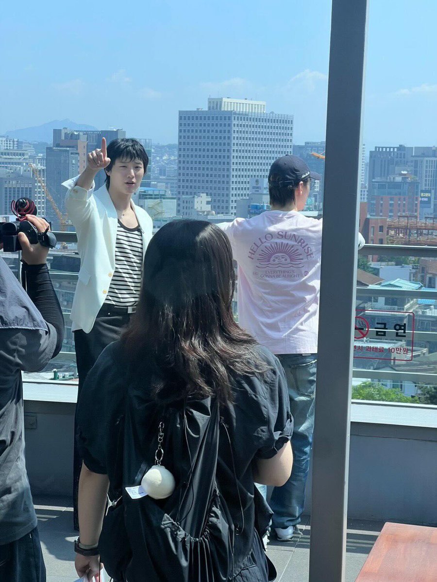 s2WOODZ_SY's tweet photo. 해가 쨍쨍해서 눈도 못 뜨네 
엄청 더웠겠다ㅜㅠㅋㅋㅋㅋㅋㅋㅋ
https://t.co/nWephkN2on https://t.co/BAEZjkgaQB