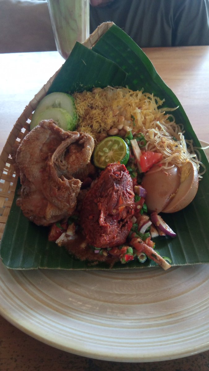 mtataq's tweet photo. Pesennya nasi puyung, kok bisa - bisanya mereka antar tanpa nasi. Keterlaluan!!! https://t.co/XTw1GRXJYV