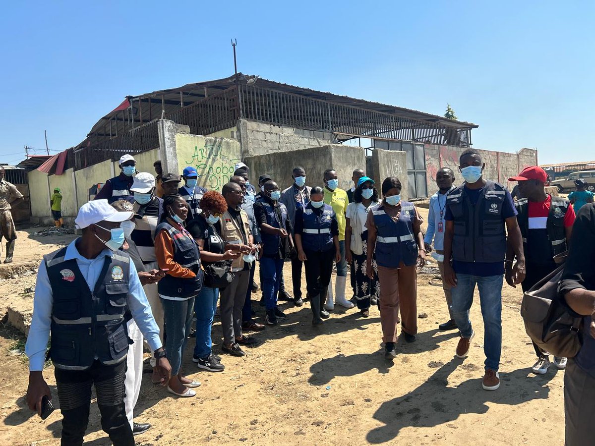 AngolaOms's tweet photo. The multisectoral team of Icolo e Bengo identified critical contamination points in markets and ensured the implementation of closure measures and improved sanitation conditions. 

Together, we are improving sanitation, reducing risks, and preventing avoidable diseases. https://t.co/C219ZeOXvX