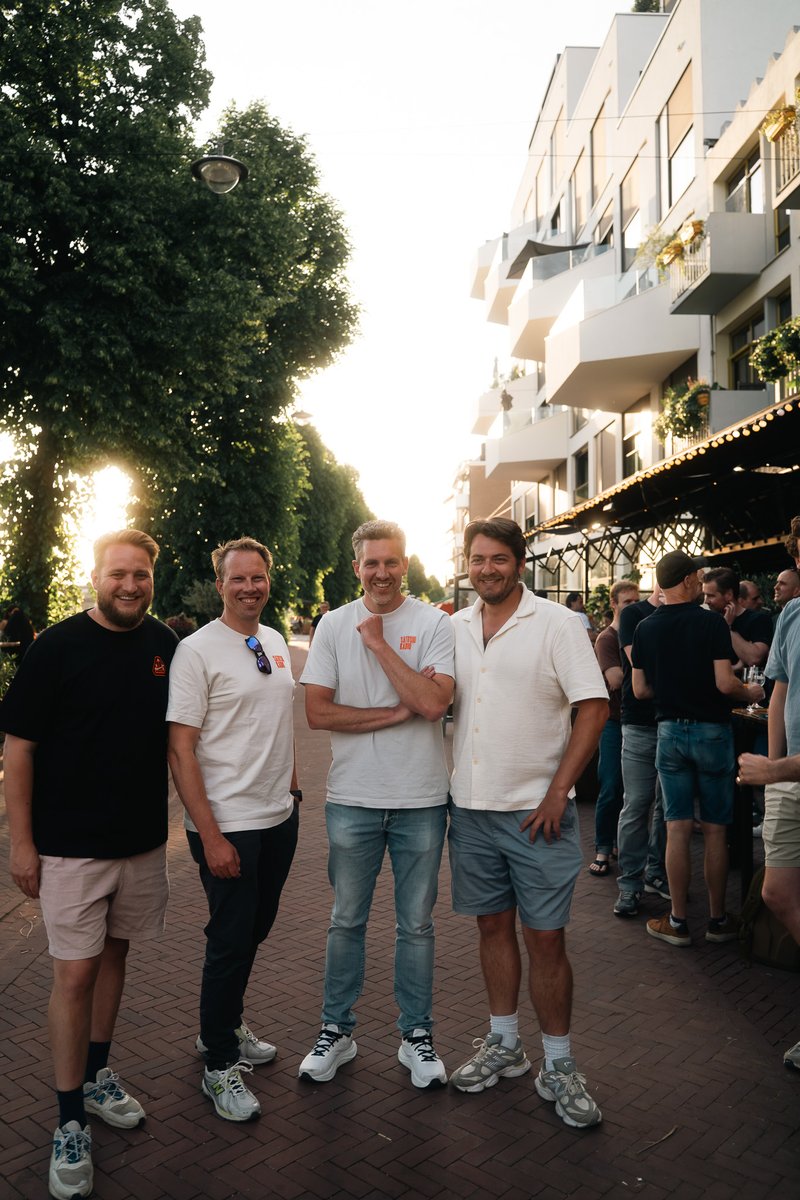 blockrise's tweet photo. Arnhem Bitcoin City turned 12, and @SatoshiRadioPod  celebrated!
Last Thursday, 70 bitcoiners gathered outside at the Foodhall in Arnhem for the Satoshi Radio meet-up.

Hosted by @bslagter,  @pesla , @Bart_Mol & Mike Lelieveld made possible by Blockrise.
Topics ranged from macro developments to the long-term future of Bitcoin.

The Foodhall in Arnhem took care of the food and drinks and yes, you could pay in bitcoin.
First round was on @jos_lazet & @blockrise