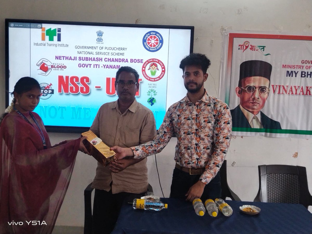 YuvaYanam's tweet photo. Vinayak Damodar Savarkar Jayanti organised  by MyBharat, Yanam. Essay Writing was also conducted on the occassion and winners were awarded with prizes
@MYBharatHQ 
@YASMinistry 
@mansukhmandviya 
@PriyankaJShukla https://t.co/6t81X1hQ33