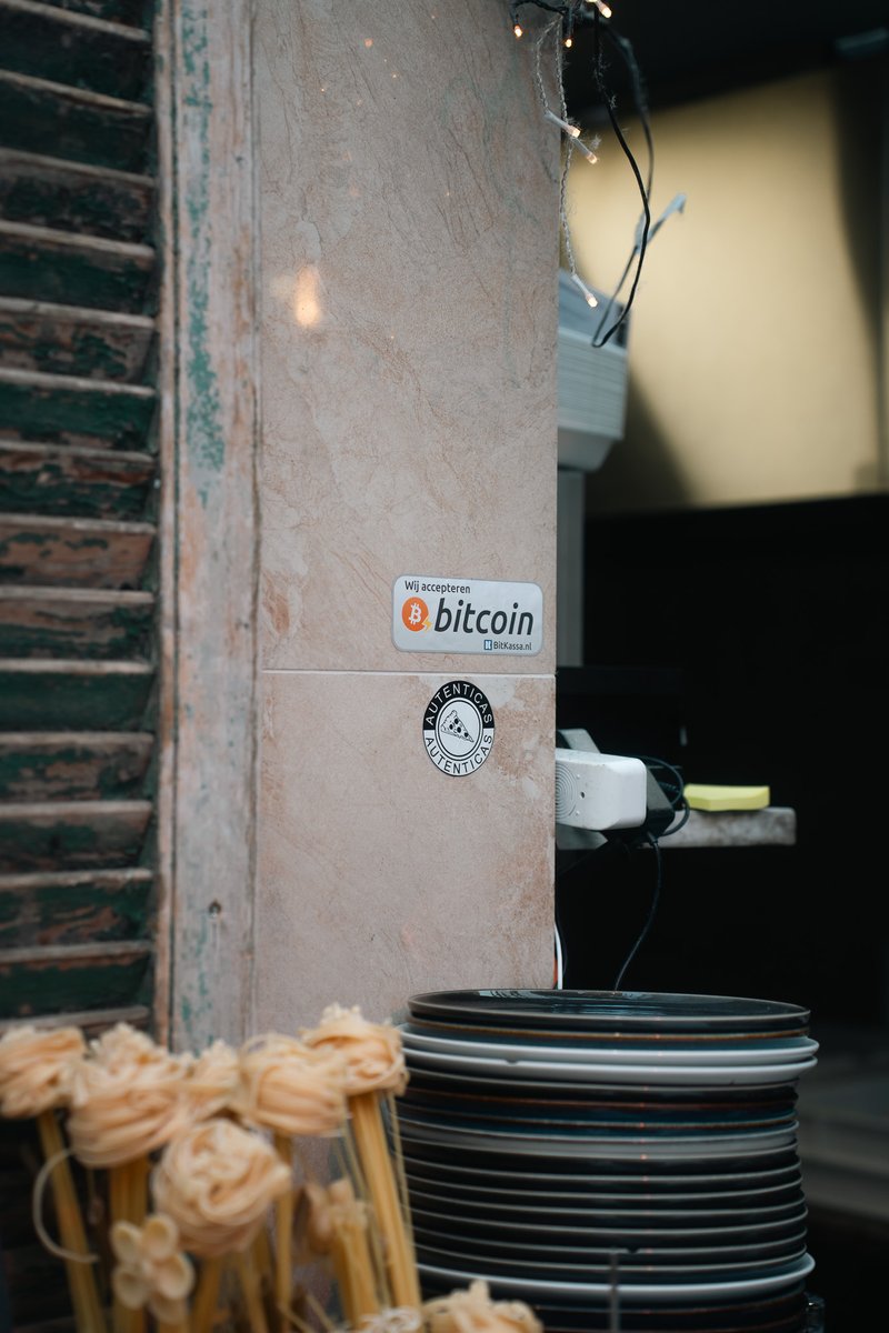 blockrise's tweet photo. Arnhem Bitcoin City turned 12, and @SatoshiRadioPod  celebrated!
Last Thursday, 70 bitcoiners gathered outside at the Foodhall in Arnhem for the Satoshi Radio meet-up.

Hosted by @bslagter,  @pesla , @Bart_Mol & Mike Lelieveld made possible by Blockrise.
Topics ranged from macro developments to the long-term future of Bitcoin.

The Foodhall in Arnhem took care of the food and drinks and yes, you could pay in bitcoin.
First round was on @jos_lazet & @blockrise