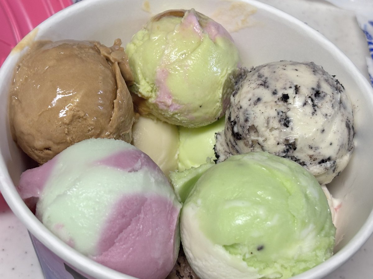 karuchasan's tweet photo. サーティワンのよくばりフェスって予約しなくても買えた！どれを食べるか家族会議だな。 https://t.co/Ude2roplQK