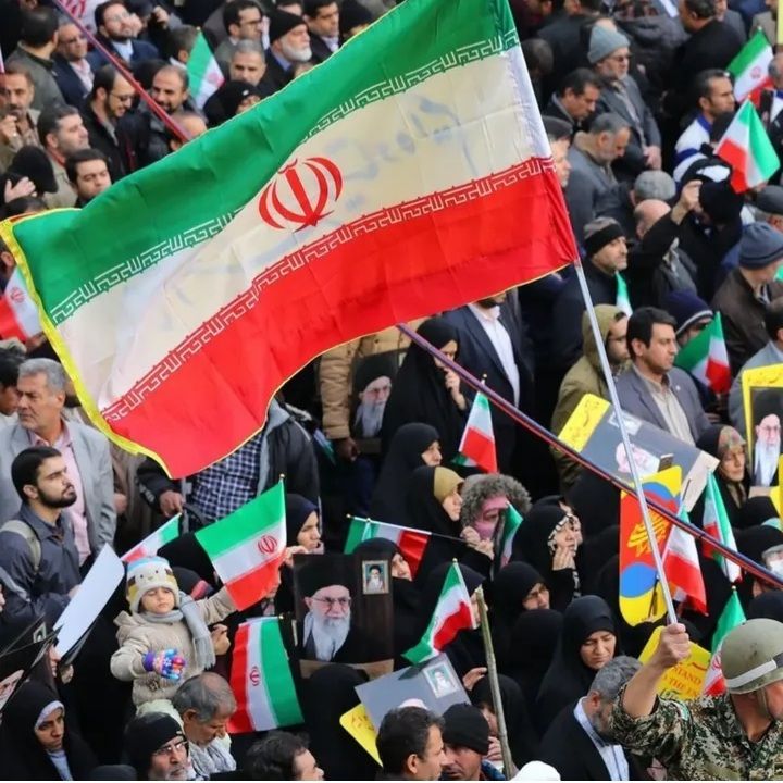TadavomA's tweet photo. این خاک با ایمان مردمش پا برجاست ؛ ایران قوی تر از همیشه ادامه می دهد.
#خیابان_ایران 
#IranianOnIt https://t.co/kEanwQo3ER