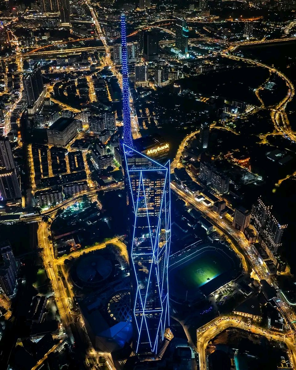 MuhammadTuhair's tweet photo. Merdeka 118 Tower (Maybank Tower) is currently the second tallest tower in the world at an incredible height of 678.9m

The tower now stands proudly as one of the most iconic landmarks illuminating the Kuala Lumpur skyline

#Maybank #AereonMalaysia #skyscraper #Merdeka118 https://t.co/tr4LM2sv8S