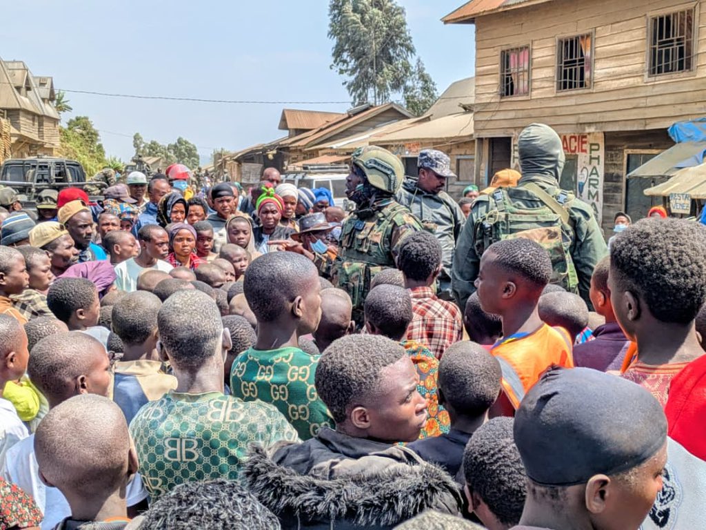 kivunewstoday's tweet photo. #RDC đšđ©
AprĂšs #Rubaya, #KibabiCentre et #Kinigi, lâadministrateur du territoire de #Masisi, #Emmanuel #Ndizeye #Rutebuka, a poursuivi ce jeudi sa mission dâitinĂ©rance Ă #Buporo, dans le groupement #Mupfunyi #Kibabi, afin dâĂ©changer directement avec la population sur les questions de sĂ©curitĂ©, de cohĂ©sion sociale et de collaboration avec les services de sĂ©curitĂ© de lâAFC/M23.
Durant plus de cinq heures dâĂ©changes avec les habitants, lâautoritĂ© territoriale a rĂ©affirmĂ© lâengagement des autoritĂ©s locales Ă prĂ©server la stabilitĂ© et la protection des civils dans cette partie du Nord-Kivu. La population de Buporo a Ă©galement dĂ©noncĂ© les rumeurs relayĂ©es sur les rĂ©seaux sociaux faisant Ă©tat dâune prĂ©tendue avancĂ©e des Wazalendo dans la zone, assurant que le village reste calme et sĂ©curisĂ©.
Cette nouvelle descente de proximitĂ© sâinscrit dans la dynamique des consultations populaires menĂ©es rĂ©cemment Ă travers plusieurs agglomĂ©rations du territoire de #Masisi pour renforcer le dialogue communautaire et rassurer les habitants face aux dĂ©fis sĂ©curitaires.
#NordKivu #Masisi #Buporo #AFCM23 #Sécurité #Paix #RDCongo #MupfunyiKibabi #GouvernoratNordKivu #Stabilité #CohésionSociale #Population #ActualitéRDC