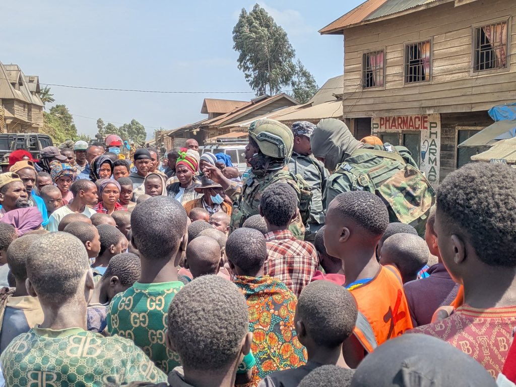 kivunewstoday's tweet photo. #RDC đšđ©
AprĂšs #Rubaya, #KibabiCentre et #Kinigi, lâadministrateur du territoire de #Masisi, #Emmanuel #Ndizeye #Rutebuka, a poursuivi ce jeudi sa mission dâitinĂ©rance Ă #Buporo, dans le groupement #Mupfunyi #Kibabi, afin dâĂ©changer directement avec la population sur les questions de sĂ©curitĂ©, de cohĂ©sion sociale et de collaboration avec les services de sĂ©curitĂ© de lâAFC/M23.
Durant plus de cinq heures dâĂ©changes avec les habitants, lâautoritĂ© territoriale a rĂ©affirmĂ© lâengagement des autoritĂ©s locales Ă prĂ©server la stabilitĂ© et la protection des civils dans cette partie du Nord-Kivu. La population de Buporo a Ă©galement dĂ©noncĂ© les rumeurs relayĂ©es sur les rĂ©seaux sociaux faisant Ă©tat dâune prĂ©tendue avancĂ©e des Wazalendo dans la zone, assurant que le village reste calme et sĂ©curisĂ©.
Cette nouvelle descente de proximitĂ© sâinscrit dans la dynamique des consultations populaires menĂ©es rĂ©cemment Ă travers plusieurs agglomĂ©rations du territoire de #Masisi pour renforcer le dialogue communautaire et rassurer les habitants face aux dĂ©fis sĂ©curitaires.
#NordKivu #Masisi #Buporo #AFCM23 #Sécurité #Paix #RDCongo #MupfunyiKibabi #GouvernoratNordKivu #Stabilité #CohésionSociale #Population #ActualitéRDC