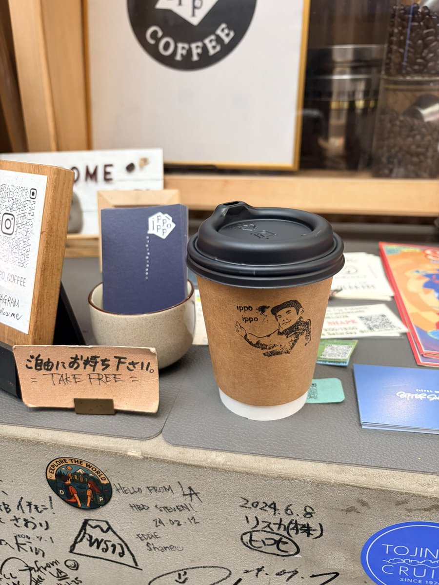 kako19717's tweet photo. 今日は休みなのに、
クルミッ子（缶入りしか無かった）買ってから勤務の百貨店へ❗️
並んで阿闍梨餅買って来た🤣

催事で抹茶アイスも食べたから、帰りに美味しいコーヒーを飲んで来た☕️（店名きちんと写ってない💦）
ご馳走様でした〜😋
#ippoippo
#阿闍梨餅
#クルミッ子 https://t.co/hAHpBDJwo5