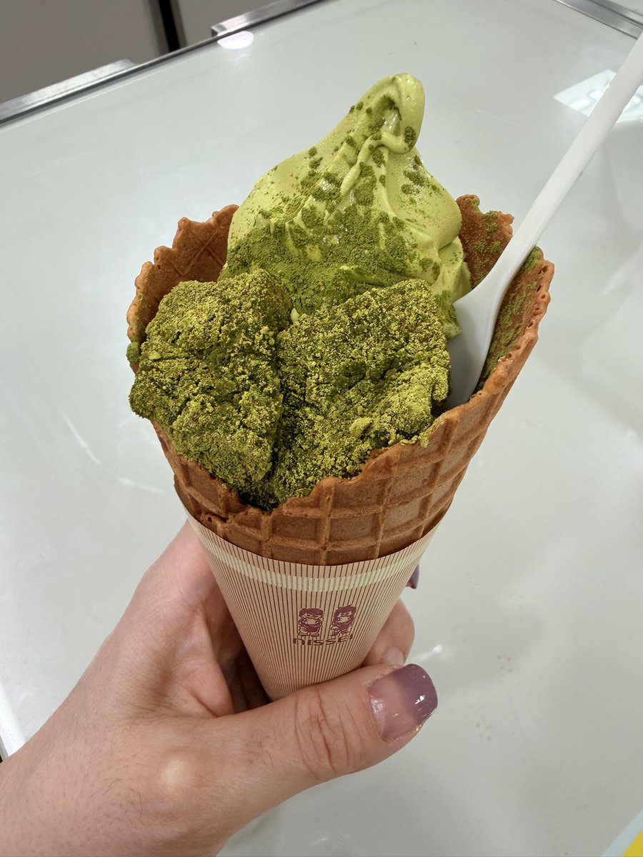 kako19717's tweet photo. 今日は休みなのに、
クルミッ子（缶入りしか無かった）買ってから勤務の百貨店へ❗️
並んで阿闍梨餅買って来た🤣

催事で抹茶アイスも食べたから、帰りに美味しいコーヒーを飲んで来た☕️（店名きちんと写ってない💦）
ご馳走様でした〜😋
#ippoippo
#阿闍梨餅
#クルミッ子 https://t.co/hAHpBDJwo5