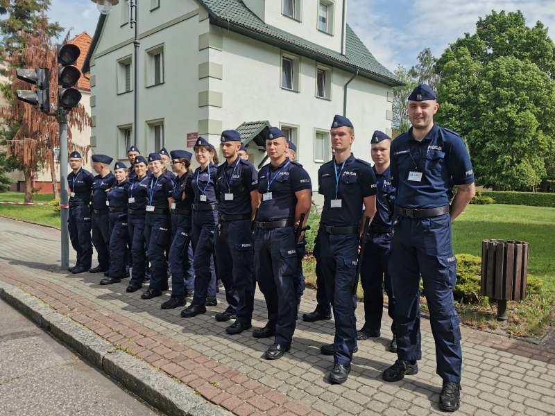 SP_Slupsk's tweet photo. Teoria połączona z praktyką - tak przyswajają sobie nową wiedzę z zakresu ruchu drogowego słuchacze Szkoły Policji w Słupsku. Na ulicach Szkoły w ramach działającego Koła Prewencji i Ruchu Drogowego odbyły się...
https://t.co/4jnBzCJQ9y https://t.co/LWGvARcSI7