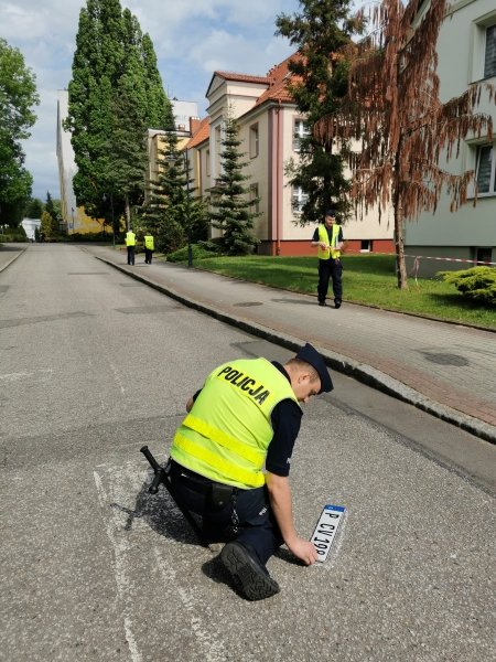SP_Slupsk's tweet photo. Teoria połączona z praktyką - tak przyswajają sobie nową wiedzę z zakresu ruchu drogowego słuchacze Szkoły Policji w Słupsku. Na ulicach Szkoły w ramach działającego Koła Prewencji i Ruchu Drogowego odbyły się...
https://t.co/4jnBzCJQ9y https://t.co/LWGvARcSI7