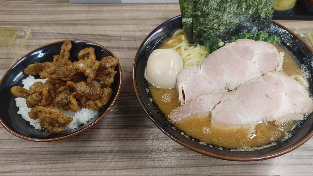 godafonene's tweet photo. 松戸の武蔵家で家系ラーメン。
開店10分ほど前に行ったら既に１人並んでいて、さらに１秒ほどのタッチの差で先に並ばれて３番手に。その後開店まで誰も後ろに並ばず(いつもはそこそこ並ぶ)並んだ意味がなくなり微妙な気分。味もボリュームにも満足したのでよしとする。 https://t.co/abG73lNG7G