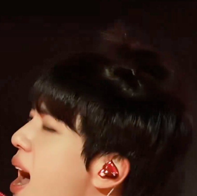 joon_lovebot's tweet photo. IS JIN'S HAIR TIED IN THE SHAPE OF A HEART????? https://t.co/eIQezm0cOZ