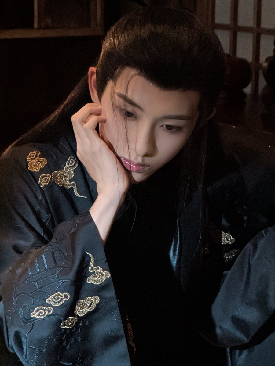 sichengupdate's tweet photo. 260529 #DongSicheng #WINWIN Weibo

To Ye Xian: May the regrets of this life be fulfilled in the next.

From the moment I received the script and first came to know Ye Xian, to gradually stepping into his world, and now officially saying goodbye to him, this journey of accompanying and growing alongside this character will remain one of the gentlest and most precious memories of my life.

On the surface, he seemed like the flamboyant and privileged heir of a noble marquis household, but deep down, he was trapped by illness and loneliness his entire life. Everyone thought he was reckless and unruly, yet no one truly understood the tenderness, stubbornness, and quiet longing hidden beneath his exterior. His life was far too short, but his love ran especially deep.

When he met Jinchao, he slowly drew close with the innocence of youth. Though he appeared carefree and cynical, he was actually incredibly cautious. From falling in love, to silently protecting her, to ultimately choosing to let her go, his love was always deeply hidden. He understood her hardships and empathized with her struggles. Amid the turmoil of the court, he grew up overnight, taking on the responsibilities of his family and his sense of righteousness, yet in the end, he still could not keep the person he loved most.

I did my utmost to portray this proud yet sensitive, lonely yet deeply affectionate young man as truthfully as possible. He was not perfect, but that imperfection was exactly what made him feel so vivid and alive, allowing him to enter all of our hearts. I often wonder too: how does someone who already knows they do not have much time left still choose to live so earnestly and passionately?

In the story, his life was filled with regret, but I have always wanted to believe in parallel universes. Somewhere out there, he no longer suffers from illness and can laugh and run freely without worries; he no longer has to suppress his love or quietly step aside, but can instead be chosen wholeheartedly and loved for a long, long time. Far away from conflict and burdens, with family by his side, he lives a peaceful and smooth life…

I’m truly grateful that throughout this journey, so many people saw Ye Xian, understood Ye Xian, and felt for Ye Xian. Thank you all for accompanying me and witnessing his joys and sorrows together. Your empathy and love are the best ending this character could ever have. My heartfelt thanks go to the entire cast and crew of #ASplendidMatch and everyone working both in front of and behind the scenes. It has been an incredible honor to complete this precious and unforgettable journey with all of you.

Although the story has come to an end, I also look forward to seeing the parallel universes everyone creates in their own writing, using words to mend the regrets he left behind. May the Ye Xian of every parallel universe live free from illness and worry, safe and peaceful year after year, with all his wishes fulfilled.