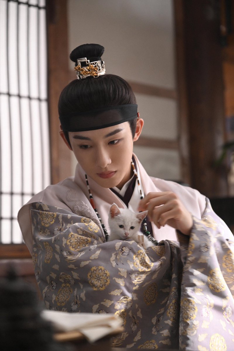 sichengupdate's tweet photo. 260529 #DongSicheng #WINWIN Weibo

To Ye Xian: May the regrets of this life be fulfilled in the next.

From the moment I received the script and first came to know Ye Xian, to gradually stepping into his world, and now officially saying goodbye to him, this journey of accompanying and growing alongside this character will remain one of the gentlest and most precious memories of my life.

On the surface, he seemed like the flamboyant and privileged heir of a noble marquis household, but deep down, he was trapped by illness and loneliness his entire life. Everyone thought he was reckless and unruly, yet no one truly understood the tenderness, stubbornness, and quiet longing hidden beneath his exterior. His life was far too short, but his love ran especially deep.

When he met Jinchao, he slowly drew close with the innocence of youth. Though he appeared carefree and cynical, he was actually incredibly cautious. From falling in love, to silently protecting her, to ultimately choosing to let her go, his love was always deeply hidden. He understood her hardships and empathized with her struggles. Amid the turmoil of the court, he grew up overnight, taking on the responsibilities of his family and his sense of righteousness, yet in the end, he still could not keep the person he loved most.

I did my utmost to portray this proud yet sensitive, lonely yet deeply affectionate young man as truthfully as possible. He was not perfect, but that imperfection was exactly what made him feel so vivid and alive, allowing him to enter all of our hearts. I often wonder too: how does someone who already knows they do not have much time left still choose to live so earnestly and passionately?

In the story, his life was filled with regret, but I have always wanted to believe in parallel universes. Somewhere out there, he no longer suffers from illness and can laugh and run freely without worries; he no longer has to suppress his love or quietly step aside, but can instead be chosen wholeheartedly and loved for a long, long time. Far away from conflict and burdens, with family by his side, he lives a peaceful and smooth life…

I’m truly grateful that throughout this journey, so many people saw Ye Xian, understood Ye Xian, and felt for Ye Xian. Thank you all for accompanying me and witnessing his joys and sorrows together. Your empathy and love are the best ending this character could ever have. My heartfelt thanks go to the entire cast and crew of #ASplendidMatch and everyone working both in front of and behind the scenes. It has been an incredible honor to complete this precious and unforgettable journey with all of you.

Although the story has come to an end, I also look forward to seeing the parallel universes everyone creates in their own writing, using words to mend the regrets he left behind. May the Ye Xian of every parallel universe live free from illness and worry, safe and peaceful year after year, with all his wishes fulfilled.