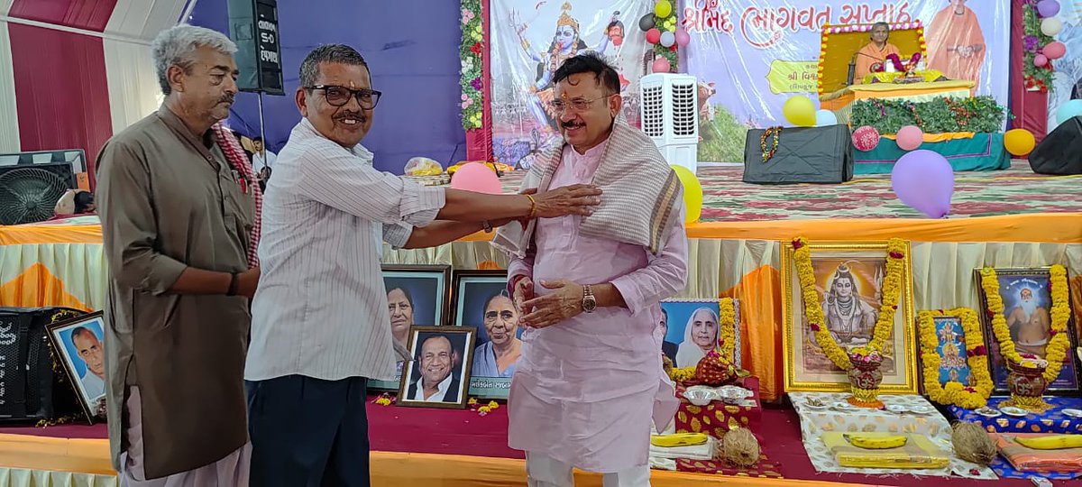 devusinh's tweet photo. હાલાણી એજ્યુકેશનલ એન્ડ વેલ્ફેર ચેરિટેબલ ટ્રસ્ટ-આણંદ દ્વારા ધોળકા તાલુકાના નાની બોરુ ગામે આયોજિત ભાગવત્ સપ્તાહમાં ઉપસ્થિત રહેવાનો અવસર મળ્યો.

પૂર્વ મંત્રી શ્રી ભુપેન્દ્રસિંહજી ચુડાસમા, ધારાસભ્યશ્રી કિરીટસિંહ ડાભી, ધારાસભ્યશ્રી કાળુભાઈ ડાભી, ધારાસભ્યશ્રી અર્જુનસિંહ ચૌહાણ, જિલ્લા મહામંત્રીશ્રી દેવેશભાઈ પટેલ ઉપસ્થિત રહ્યા.