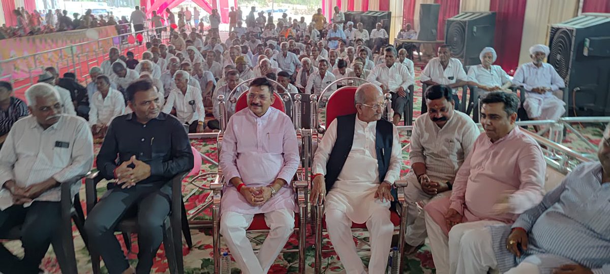 devusinh's tweet photo. હાલાણી એજ્યુકેશનલ એન્ડ વેલ્ફેર ચેરિટેબલ ટ્રસ્ટ-આણંદ દ્વારા ધોળકા તાલુકાના નાની બોરુ ગામે આયોજિત ભાગવત્ સપ્તાહમાં ઉપસ્થિત રહેવાનો અવસર મળ્યો.

પૂર્વ મંત્રી શ્રી ભુપેન્દ્રસિંહજી ચુડાસમા, ધારાસભ્યશ્રી કિરીટસિંહ ડાભી, ધારાસભ્યશ્રી કાળુભાઈ ડાભી, ધારાસભ્યશ્રી અર્જુનસિંહ ચૌહાણ, જિલ્લા મહામંત્રીશ્રી દેવેશભાઈ પટેલ ઉપસ્થિત રહ્યા.
