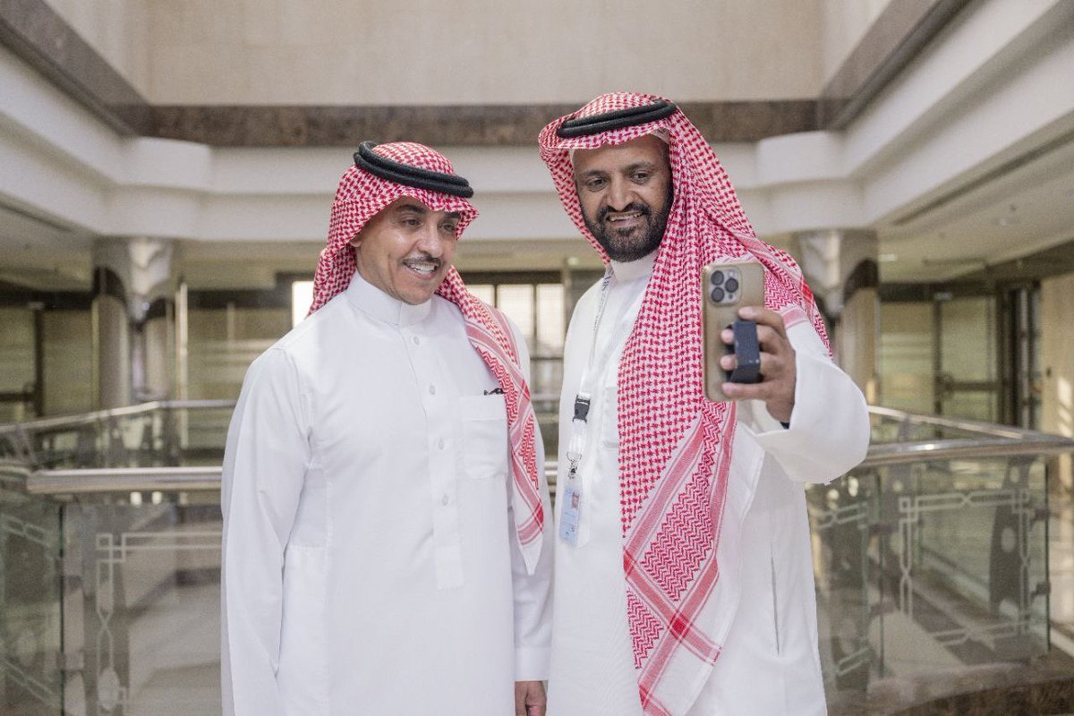 mhnd12's tweet photo. من يملك الشغف، يجد دائماً من يحتويه ويدعمه. تشرفت بلقاء ملهم مع معالي وزير الإعلام السعودي أ/ سلمان الدوسري 
@SalmanAldosary 
كلمات معاليه وتواضعه أكبر دافع للاستمرار وتقديم الأفضل لإعلام وطننا الغالي 🇸🇦
شكراً معالي الوزير على هذا اللقاء المثمر والدعم اللامحدود. https://t.co/FitrnkvOYS