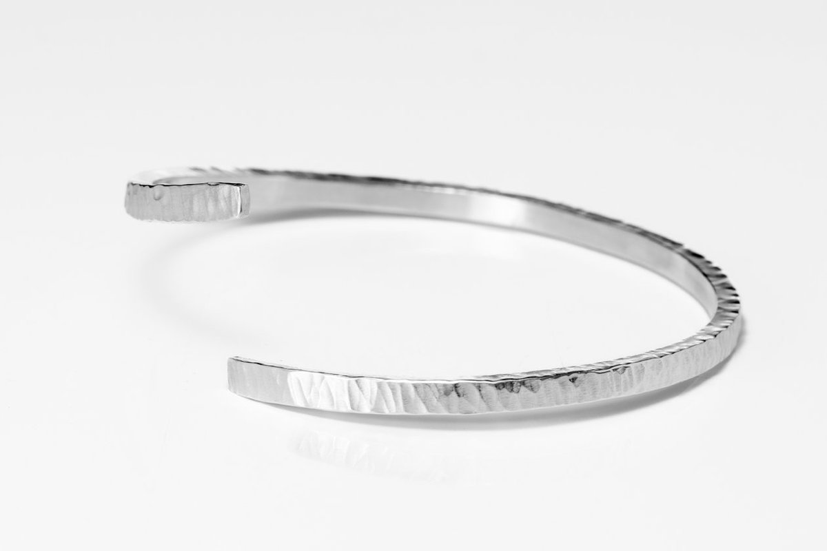 magsiljewl's tweet photo. Silver Cuff Bracelet: Hammered Crossover Bracelet. For textured and hallmarked silver jewellery visit  https://t.co/OUco8GITrQ #sterlingsilver #Margriff #earlybiz #FCworkspace #etsy #jewelrygifts https://t.co/Frq115yedz