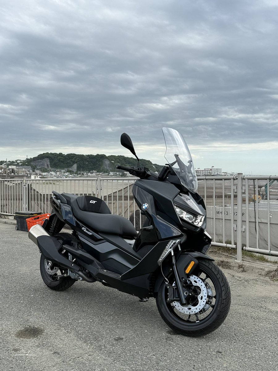 Snowflake_029's tweet photo. C400GTにて通勤以外では久しぶりのツーリングにて江ノ島＆鎌倉です。由比ヶ浜海岸では海の家の準備で忙しそうでした。休憩にて段葛こ寿々さんで名物のわらび餅いただきました✨
#C400GT https://t.co/5VP53taxyw