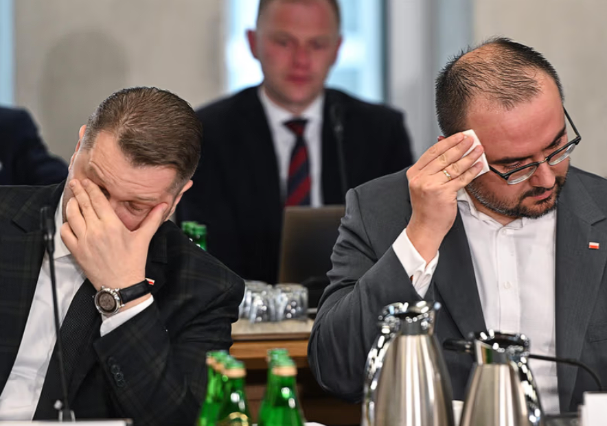 _DiabelStockton's tweet photo. Przez osiem lat rządów złodziei z pis, rękami złodzieja Ziobry demolowano polskie sądownictwo pod obłąkańczym hasłem „walki z kastą”.

Poseł pis @paweljablonski_ , ten sam gość, który jako wiceminister spraw zagranicznych w latach 2019 – 2023 pluł jadem na TSUE, ETPCz i termin „neosędzia”, nazywając to wszystko wymysłem opozycji i atakiem na suwerenność, teraz, jako adwokat, rzuca się do gardła własnej „reformie”, żeby ratować dupę podejrzanego o gigantyczne oszustwa dewelopera z afery HRE Investments.

Michał Sapota, szef HREIT, siedzi w areszcie oskarżony o oszukanie inwestorów na setki milionów, a realne straty szacuje się nawet na 2 – 3 miliardy złotych. Tysiące ludzi straciło oszczędności życia na obligacje i mieszkania, które nigdy nie powstały.
A kto broni tego oszusta? Właśnie Jabłoński z kancelarii Jabłoński & Szczucki, razem z innym posłem pis, Krzysztofem Szczuckim.

A teraz uwaga, trzymajcie się krzeseł... 
W apelacjach i pismach procesowych Jabłoński używa argumentów prosto ze „znienawidzonej Brukseli”. Podważa status sędziów powołanych przez neoKRS, powołuje się na wyroki TSUE i ETPCz, które uznają neoKRS za upolityczniony bubel, niegwarantujący niezależności. Twierdzi, że składy z „neosędziami” są wadliwe, orzeczenia nieważne, a decyzje należy kasować.
Czyli dokładnie Jabłoński robi to, co pis od lat nazywa „zamachem na suwerenność”, „anarchią sędziowską” i „działaniem na szkodę Polski”.

A przecież ta sama partia, w której Jabłoński jest prominentnym posłem, do dziś wrzeszczy: „Nie ma żadnych neosędziów!”, „Wyroki TSUE nas nie obowiązują!”, „To spisek kasty i Tuska!”. Sam Jabłoński na sejmowych mównicach, bronił reformy Ziobry jak Rejtan, opluwał Unię i „politycznych sędziów”. A w sądzie nagle – proszę bardzo, neosędziowie istnieją i są nielegalni, TSUE ma rację, ETPCz jest autorytetem.

Pokrzywdzeni w aferze HREIT mówią wprost, to hipokryzja level master. Gość sam pomagał powoływać neosędziów, a teraz ich wadliwym statusem szantażuje sąd, byle wyciągnąć oszusta z tarapatów.
Jabłoński tłumaczył się w TVP Info żałośnie: „Nie ma neosędziów, ale są sędziowie, którzy kwestionują status innych, więc jako adwokat mam obowiązek używać wszystkich argumentów”.
To zwykła, cyniczna, obrzydliwa sprzedajność. Jabłoński, bronisz dewelopera-oszusta, niszcząc system, który sam pomagałeś budować, i jeszcze masz czelność nazywać to profesjonalizmem. To twoja kompromitacja moralna i polityczna.

Cała sprawa pokazuje prawdę, której pis nigdy nie przyzna. Cała ta reforma Ziobry, nie miała nic wspólnego z naprawą wymiaru sprawiedliwości. Chodziło wyłącznie o zawłaszczenie trzeciej władzy i zrobienie z niej narzędzia politycznej zemsty i kontroli.

Gdy idzie o własną kasę i interesy klienta, nawet prominentny poseł pis jak Jabłoński, jest gotów rozwalić własne dzieło. Praworządność według Jabłońskiego i jego kolegów kończy się dokładnie tam, gdzie zaczyna się ich własna, gruba kasa.

Po zmianie władzy w 2023 roku rząd premiera Tuska próbuje posprzątać ten burdel, a Jabłoński właśnie dostarczył najdoskonalszy, żywy dowód, że cały ten cyrk z reformą sądownictwa autorstwa @pisorgpl był od początku jedną wielką, kłamliwą szopką.

Dla Kaczyńskiego, Ziobry i Jabłońskiego i całej tej pisowskiej bandy, zasady, suwerenność i praworządność to puste hasła. Reszta to czysta hipokryzja, manipulacja i cynizm.

Jabłoński właśnie to udowodnił na sali sądowej, w sposób tak bezczelny, że aż żenujący.

#InstytutPrawdy