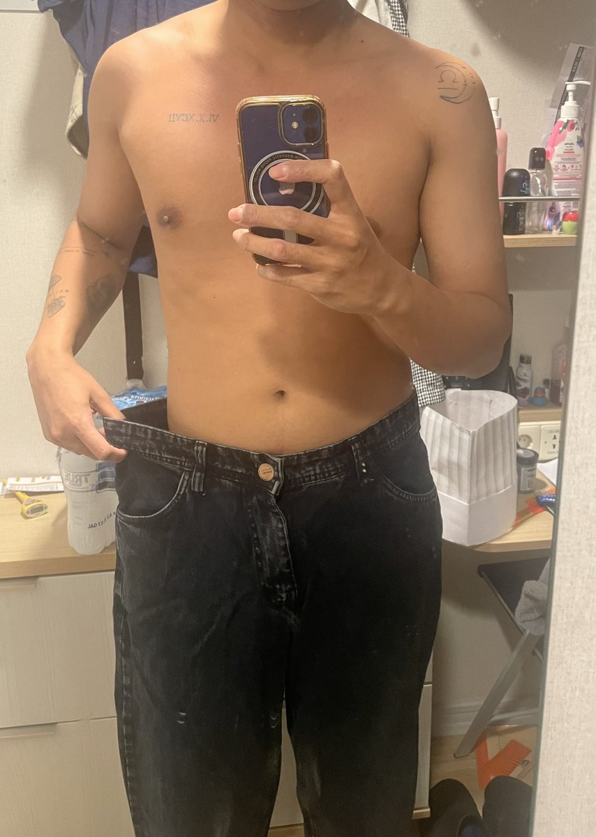 kakdenn's tweet photo. temen : ci gendutan nanti susah turunin bb.
aku : nanti pas onboard juga kurus.
*hasil 6 bulan onboard 🤣🤣 https://t.co/enjyxK7rKR