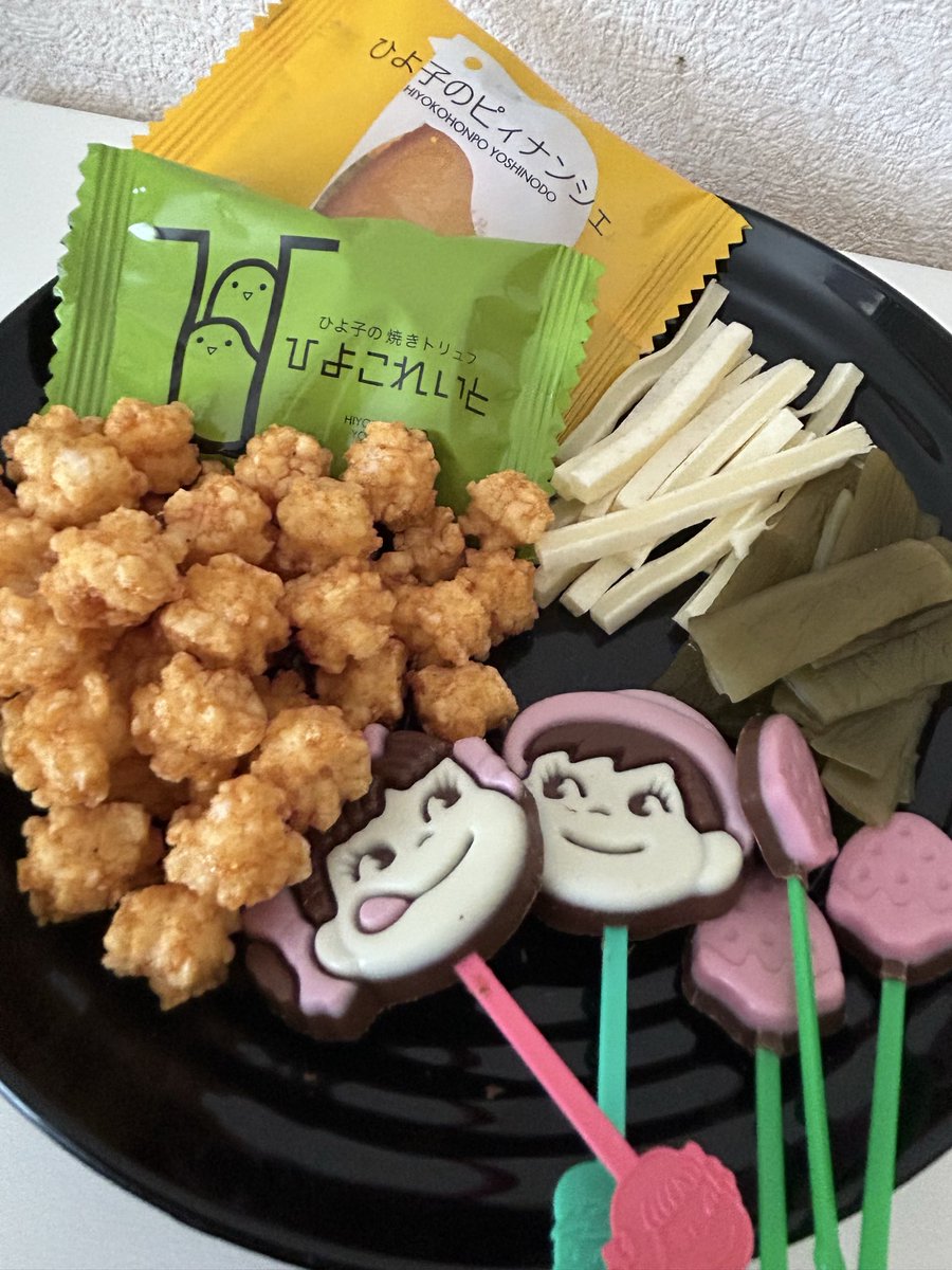 kirari_LS's tweet photo. 配信に合わせておやつを準備🍭
わりと謎チョイス笑 https://t.co/wb4pTGyHqT
