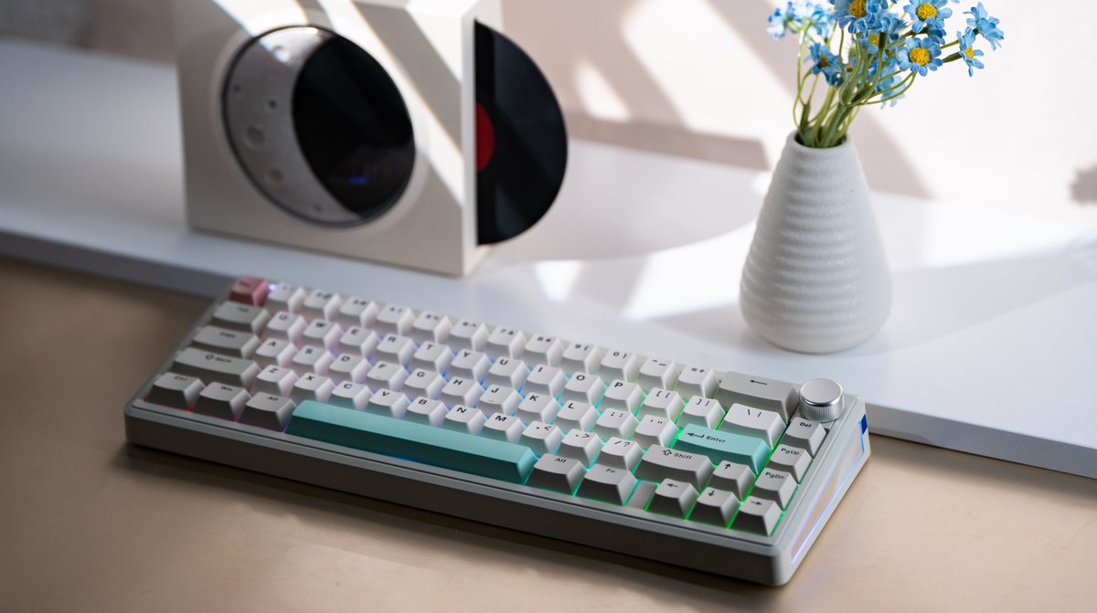 EpomakerK's tweet photo. How do people come up with ideas like this? ⌨️
Maybe it starts with the right keyboard.
Our TH65 is coming soon
#TH65 #MechanicalKeyboard #KeyboardSetup #DeskSetup #CustomKeyboard #DeskAesthetic #TypingSetup #KeyboardEnthusiast #Epomaker #EpomakerKeyboard https://t.co/47mRlVwisJ