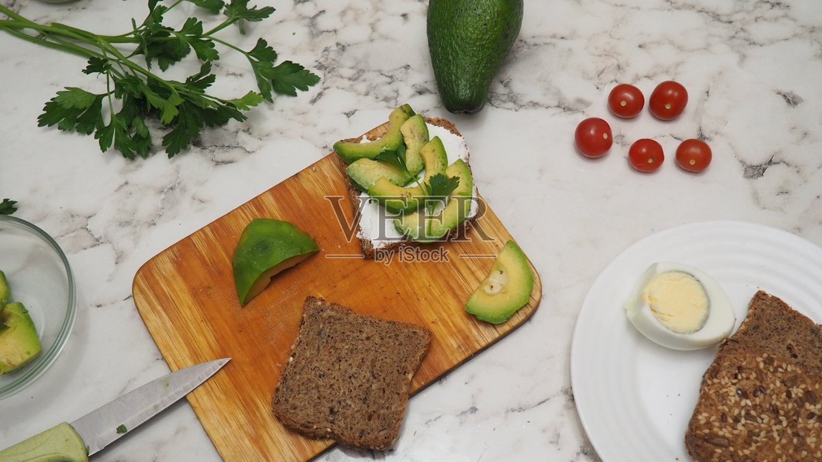 NathalieRosa1's tweet photo. Starting the day right with warm toast topped with creamy avocado, a sprinkle of chili flakes, and a side of fresh strawberries. No fancy stuff, just delicious, fueling goodness! https://t.co/IETe3o8Pef