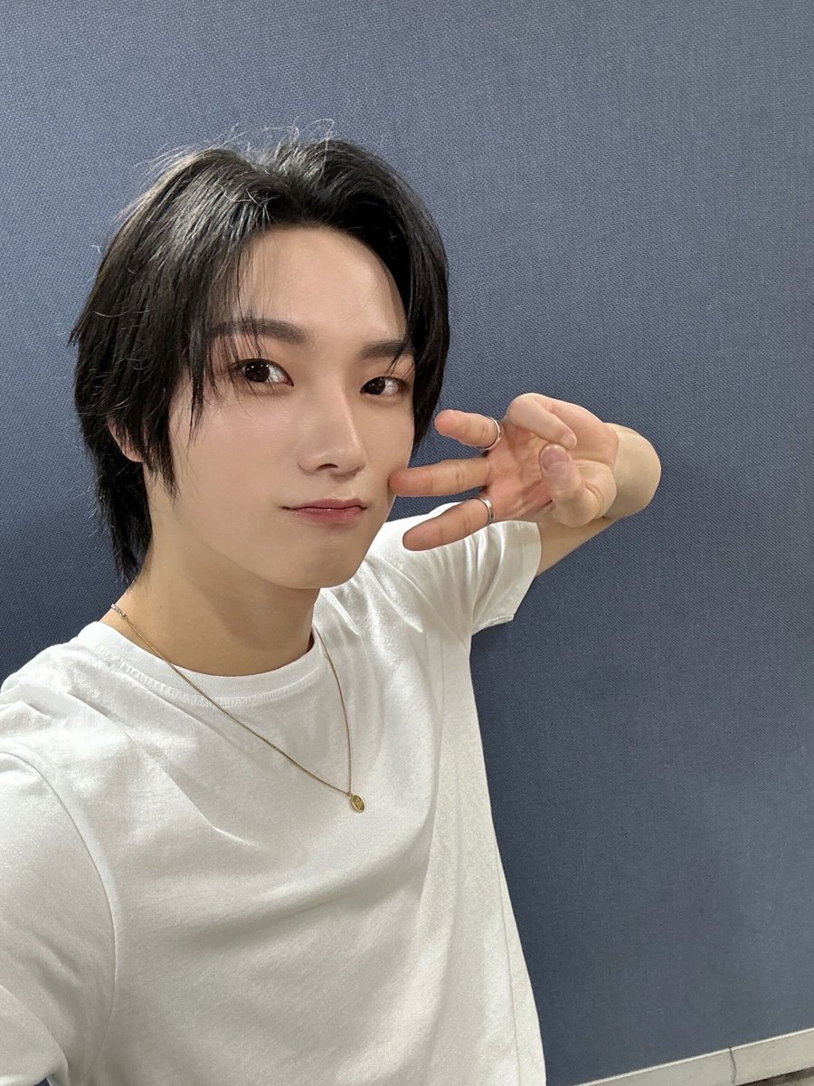 door_444's tweet photo. 𝙽o me miren raro por favor, solo estoy imitando la portada de #𝐣öყ·o𝑓·miss𝕚ng·ou𝕥 🎧💌 es que después de escuchar el #𝕚n𝕥rove𝕣tsʼ𝔄n𝕥hǝ͟m he decidido que será mi canción favorita &amp; that makes me #ℌapp𝕪·asː𝕳ēll.

𝒔uթer⭒𝕤𝐭α𝕣 ⚝ ݁˖ִ༄ 𝑘ae𝚑𝕚 https://t.co/VdK9yofqA0