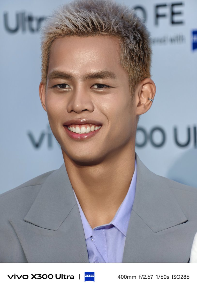 vivoThailand's tweet photo. พลังซูมมม กับ ออฟ จุมพล หัวหน้าทีม The Face Men Thailand Season 4 และลูกทีม "ปอม, โรม, โบนัส"

ด้วย vivo X300 Ultra กล้องเทเลโฟโต้ระดับกิมบอล ZEISS APO ความละเอียด 200MP ยกระดับการซูมไกลด้วย vivo ZEISS ชุดเลนส์เสริม Gen 2 Ultra ระยะซูม 400mm

ซูมไกลก็ยังคมชัดทุกช็อต เทคเดียวก็เอาอยู่ 📸✨

#vivoX300Ultra #เทคเดียวก็เอาอยู่ #ZEISSCinematics