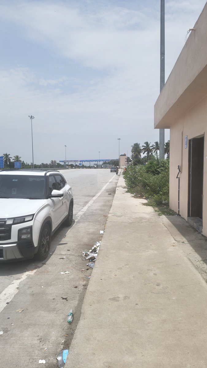 NaveenKumar__T's tweet photo. Poor maintenance at Venkatagiri Kota Toll Plaza on the Chennai–Bangalore #Expressway. The public toilet is in a very unhygienic condition with a strong foul smell, making it difficult for travelers to use.

Photos attached. @NHAI_Official  @MORTHIndia https://t.co/suYoVXCSXb