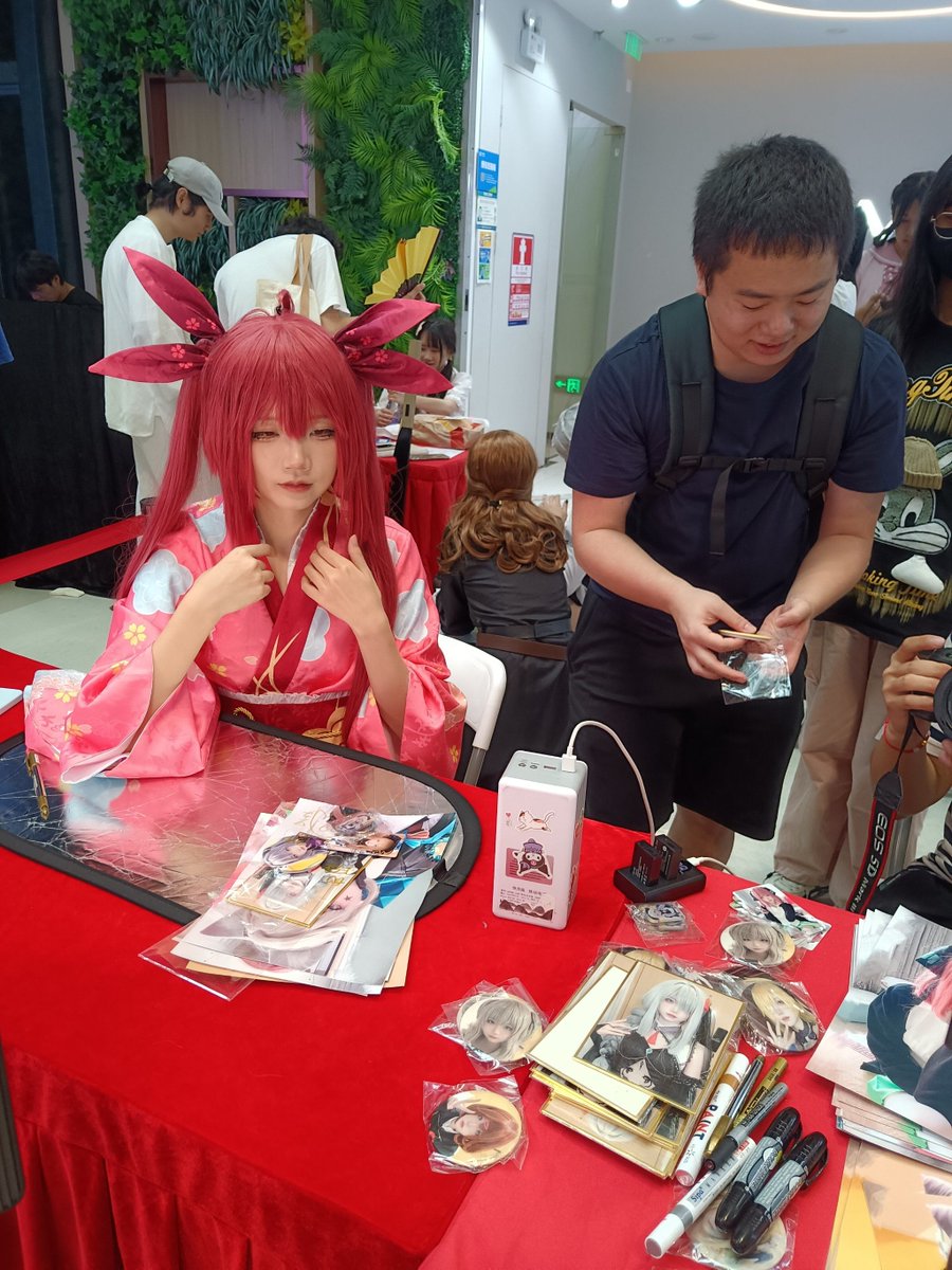 Fenrisrules's tweet photo. Just had the most fun at today’s comic con! Met my favorite voice actor, scored limited edition anime merch, and screamed over the cosplay — total hype day! https://t.co/rjQzr8Mcx5