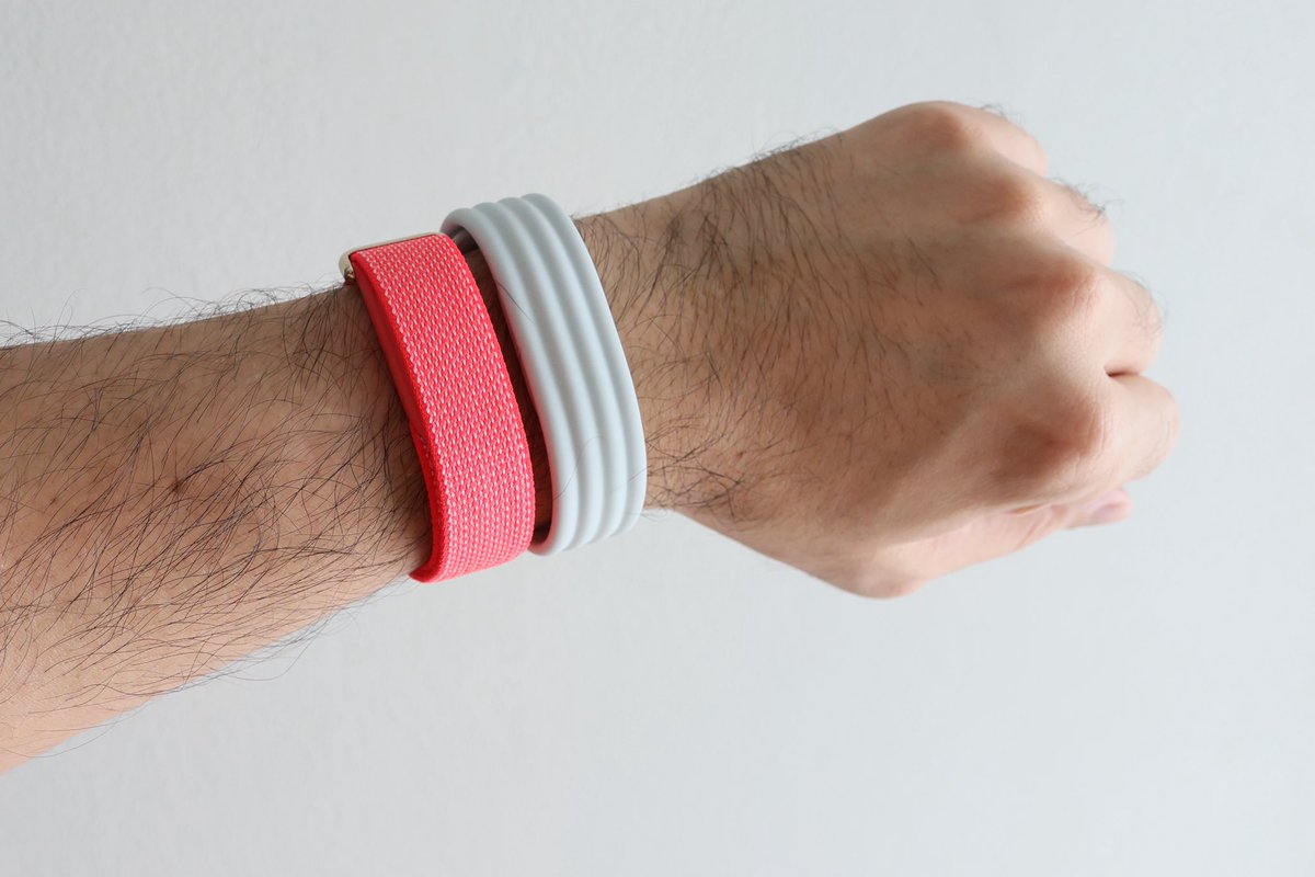 kangg's tweet photo. Hands On : Fitbit Air

• ตอนเซ็ทอัพ หน้าอัพ้ดท firmware รอนานนิดนึง
• ตัวเครื่องพร้อมสายไนล่อนเบามากกกก
• วัสดุสายไนล่อนชอบกว่าของ Helio Strap
• สายซิลิโคนวัสดุค่อนข้างแข็งอยู่ทรงโค้งๆ
• สายซิลิโคน Size: L ข้อมือเล็กใส่ช่องเกือบสุดท้ายที่ 2-3 
• สายไนล่อนสีแดง ของจริงมันแดงของจริงเด่นมาก 
• สายซิลิโคน สี Fog สีของจริงมันเทาๆขาวหม่นๆ￼

_______

แอพ Google Health หลังใช้กับ Fitbit Air เห็นข้อมูลครบทั้ง 4 เมนู 

• ข้อมูลเกี่ยวกับตัวเราถือว่าครบ

• ข้อมูลอะไรที่ซิงค์เข้า Apple Health จะมาแสดงผลที่ Google Health ได้ เช่น น้ำหนัก กับ Body Fat จากเครื่องชั่งน้ำหนัก ก็แสดงผลใน Google Health ได้ ￼

• Sleep Score ใน Google Health ณ ตอนนี้ จะจำกัดว่าต้องใช้กับอุปกรณ์ Google เท่านั้นถึงจะมี Sleep Score ขึ้นมา 

• จะต่างกับ Apple Health ที่ใช้ข้อมูล Sleep tracking จากอุปกรณ์ไหนที่ซิงค์เข้า Apple Health มาแปลงเป็น Sleep Score ได้
_________

สิ่งที่ใช้ไม่ได้ในไทย มี 2 อย่าง

• (1) AI Coach ￼อันนี้ล็อคระดับ Regional Lock เหมือนตอนที่ Apple Watch ยังไม่เปิด ECG ในไทย เช็คหลายอย่าง App Store ที่ใช้ , บัตรที่ใช้กับ App , Location จากมือถือ ฯลฯ 

• คนที่ซื้อเองจากต่างประเทศอาจจะลองเปิดใช้งานมาเลย เผื่อฟลุกว่าเช็ค Location จากประเทศที่ใช้งานได้ เผื่อว่าจะใช้ AI Coach ได้

• ￼ (2) อีกส่วนที่ใช้งานไม่ได้คือการตรวจจับหัวใจเต้นเร็วผิดปกติ Afib อันนี้รู้อยู่แล้วว่าใช้ไม่ได้แน่ๆ เพราะบริษัทต้องไปคุยกับหน่วยงานภาครัฐถึงจะเปิดใช้งานฟีเจอร์ได้ซึ่ง Fitbit Air ไม่มีวางขายเป็นทางการในไทย ￼

_______

เท่าที่ลองใช้งานในแอพตอนนี้ ต่อให้ไม่มี AI Coach ก็ถือว่าข้อมูลครบถ้วนดี ในส่วนของ Google Health premium ยังสามารถเข้าไปดูวิดีโอ￼ออกกำลังกายได้

ใดๆคนที่ซื้อ Fitbit Air จำนวนมากก็ไม่ได้ต้องการจ่ายรายเดือน จุดนี้ก็คงแล้วแต่คนว่าคิดยังไงกับที่ไม่ได้ใช้ AI Coatในตอนนี้ แต่โอเคแหละว่าตอนนี้มันก็รู้สึกขาดว่าเราไม่ได้ทดลองใช้งานส่วนนี้ จะได้รู้ว่าดีไม่ดียังไง ￼

_________

Fitbit Air ใน amazon ใครสนใจกดได้เลย https://t.co/9cCL8mfqos

ไม่จำเป็นต้องเพิ่มเงินเลือกส่งด่วนพิเศษ รอของราวๆ 1 อาทิตย์ จากที่วันนี้ได้รับของ ก็มาก่อนกำหนด 3-4 วัน

ตอนนี้ใน amazon ยังมีส่งฟรีมาไทยอยู่ 

ข้อมูล 29/05/2026 13.39 : สีแดงมี Stock / สีฟ้ากับสีดำรอของ 1-2 วันถึงเริ่มจัดส่ง