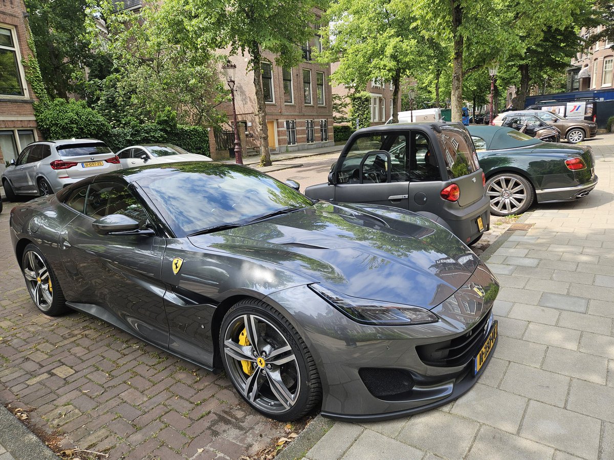 susmun's tweet photo. El micromachine amb tot el seu glamour entre un ferrari i un bentley. #Amsterdam https://t.co/n0bRdy6r2V
