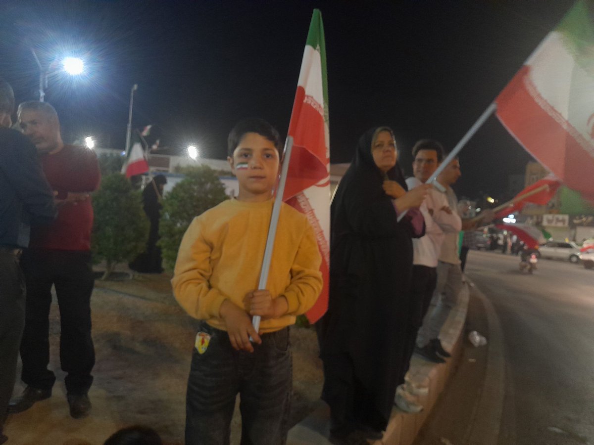Reza278096's tweet photo. خیابون جاییه که آدم‌ها یاد می‌گیرند تنها نیستند. وقتی صداها کنار هم قرار می‌گیرند، ترس کم‌رنگ‌تر می‌شود و امید جان می‌گیرد.
#IranianOnIt #خیابان_ایران https://t.co/OMaltY4dnB