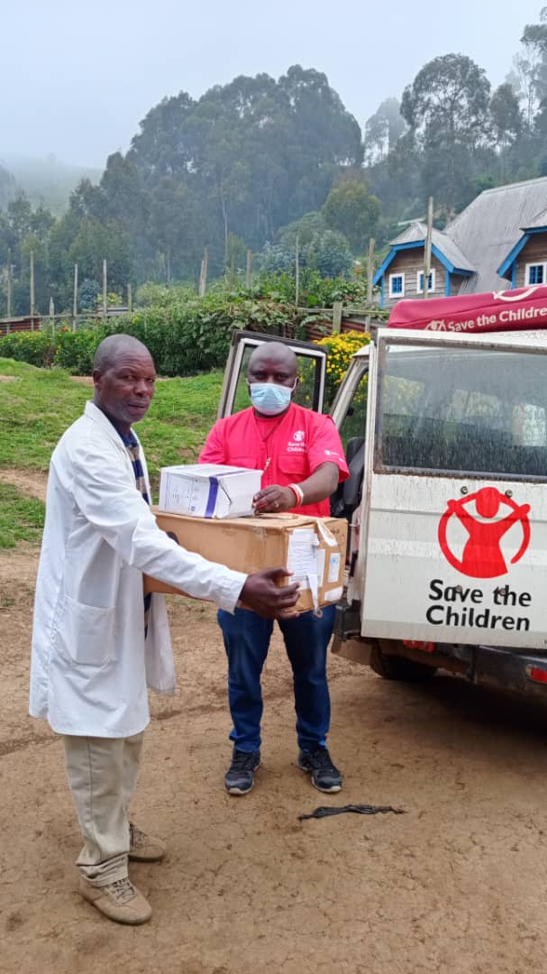 DRC_sci's tweet photo. Au Nord-Kivu, plus de 4 042 déplacés sont arrivés dans la zone de santé de @Katoyi déjà sous pression, provoquant une rupture de médicaments de plus de 20 jours. L’appui de @DRC_sci  en médicaments essentiels permet de relancer les soins et sauver des vies . 
#DRC #HealthCare https://t.co/JtN4FnY35W