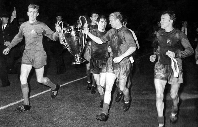 reddevilthreads's tweet photo. #OnThisDay 1968, 

Bobby Charlton scores twice as Manchester United beats Benfica, 4-1 in the European Cup Final at Wembley Stadium to become the first English club to win the trophy. https://t.co/8XIh0cNHcn