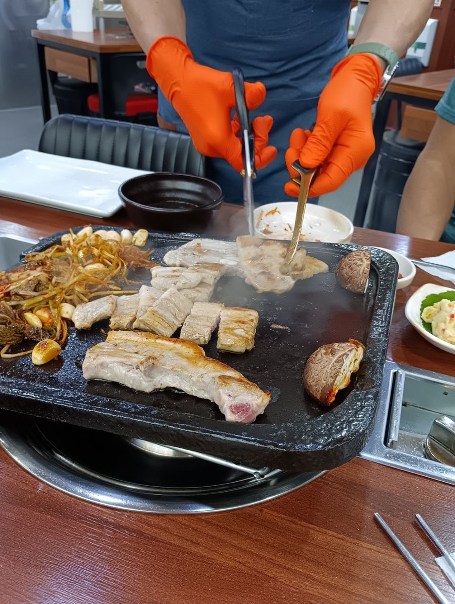 konest's tweet photo. 【注目のお店】忠州生サムギョプトルクイ

清州では醤油だれに漬けて焼く豚肉全般を「シオヤキ」と言うそうです。
肉そのものは柔らかく味わい深い。
この品質で一人前２００ｇ１２，０００ｗは素晴らしい。
ありがとうございました。

🔽詳細を見る
https://t.co/QpRRa9S6SE https://t.co/eKLfR3k7EG