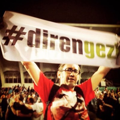 PopDedik's tweet photo. 28 Mayıs 2013 ve sonrasında memlekette yaşananlar hayatlarımızın bir anda değişmesine sebep oldu. Oradaydım, pişman değilim. Bu pankartı ve nicelerini gururla taşıdım, taşıyorum. 

#GeziOnurumuzdur
#HepimizGezideydik 
#Gezi13Yaşında
#direnGezi https://t.co/XzlU5n5JUs