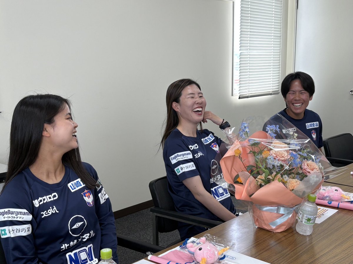 albirexL's tweet photo. ／
5/20(水) パートナー御礼訪問⚽️5️⃣
＼

 #川村優理 選手、 #山本結菜 選手、 #坂田湖琳 選手がゴールドスポンサーの #NCV 新潟センター 様を訪問しました🧡
 
後半戦から新たにトレーニングウェアにロゴを掲出いただき、日々のトレーニングや地域活動でご一緒したNCV様🤝
当日は佐藤所長をはじめ皆さまから温かいお言葉をいただき、サプライズで川村選手へ素敵な花束のプレゼントも💐🥹
 
最後はNCVの皆さま・ #チャネルヒカリ と📸
来シーズンも一緒に新潟を盛り上げていきましょう🤝🔥
 
 @ncv_niigata @channel_hikari
 #albirexL