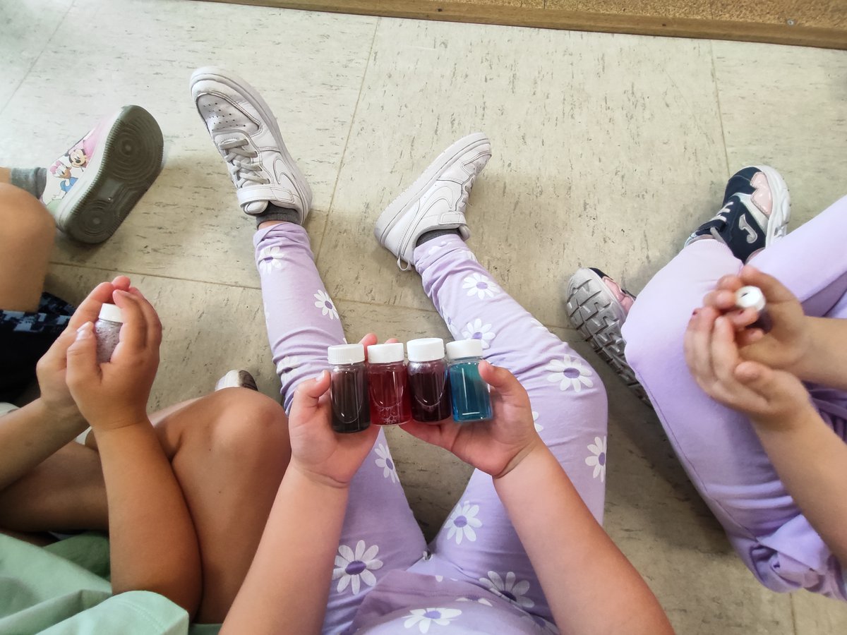 SergioRodal_CCG's tweet photo. Ayer ha sido  un día muy especial. He cambiado @cinbio_uvigo por el colegio en el que empecé, el CPI Cova Terreña. Ha sido muy gratificante poder mostrar un poco de ciencia a niñas y niños tan emocionados. Gracias a @FunNanoBio y al colegio por darme esta oportunidad. 🧑‍🔬🔬🧪 https://t.co/gsCTrDw1kR