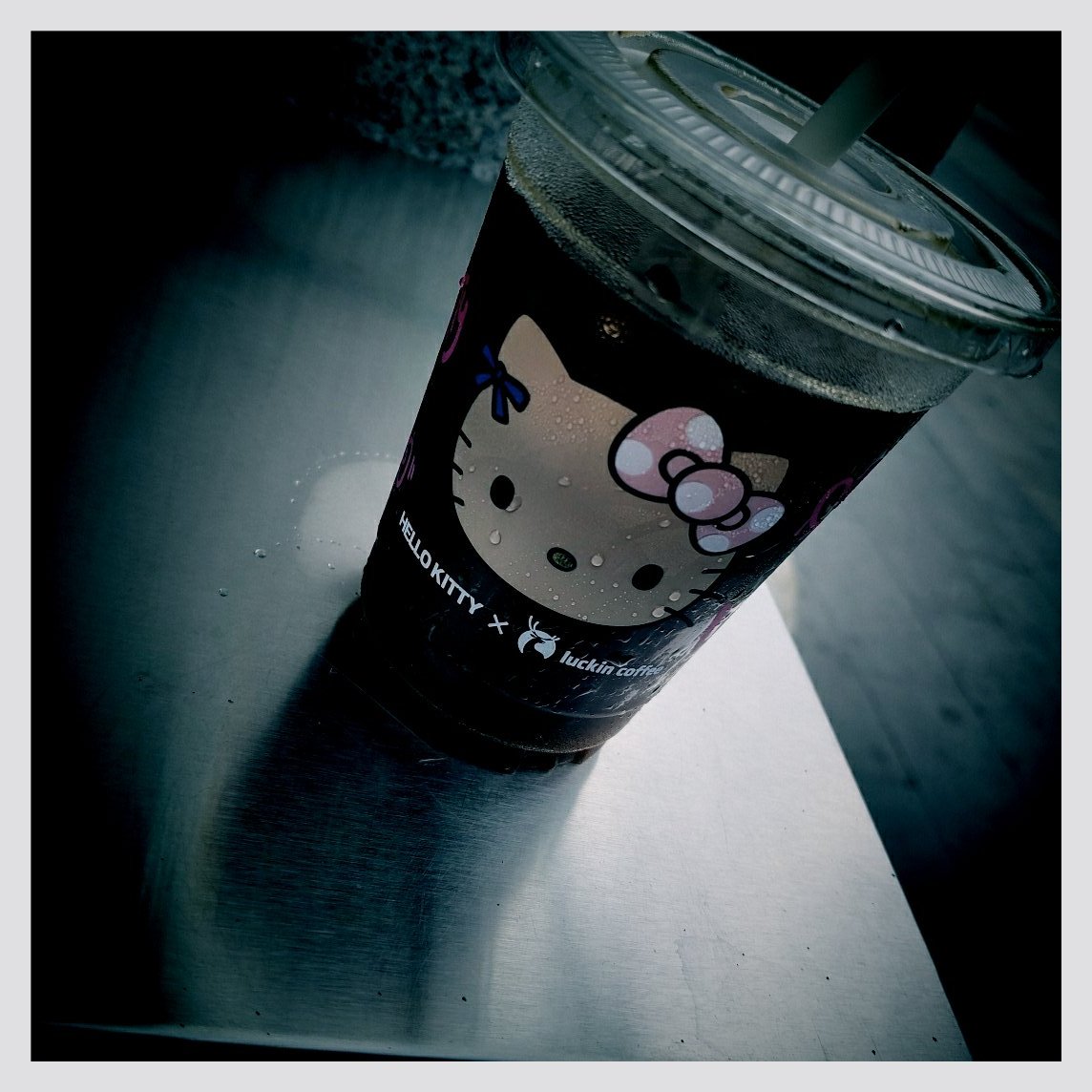 16310's tweet photo. luckinはHelloKittyとコラボ中
キティコーヒー色に日焼けしてる
オッサンにキティちゃんカップ持たせる力技 https://t.co/cAsftOEi5K