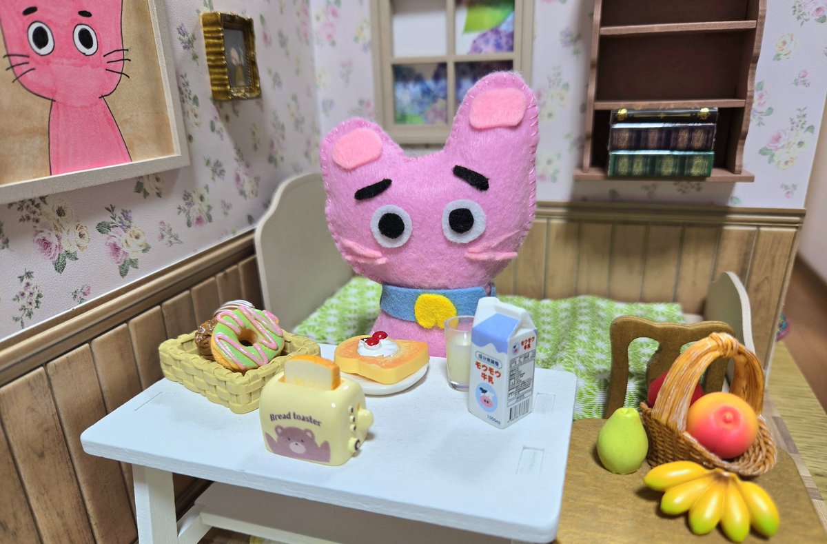 朝ごはんは欠かさずに😺 ここ数日の暑さにグッタリしかけてますが